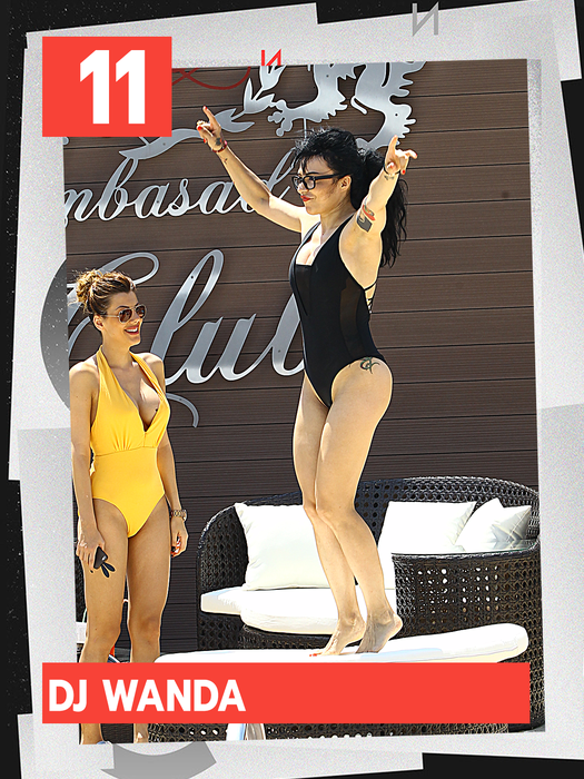Top 20 dive dezinhibate, în poziții de infarct! S-au urcat cu picioarele pe șezlong și au arătat tot!