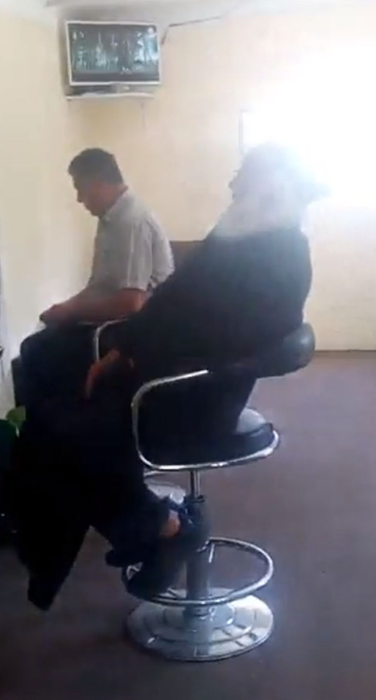 Preotul a fost filmat în interiorul unui bar, la păcănele