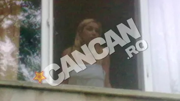FOTO INCENDIAR!  Sexy-braileanca si-a innebunit vecinii: a facut topless-show la geam!