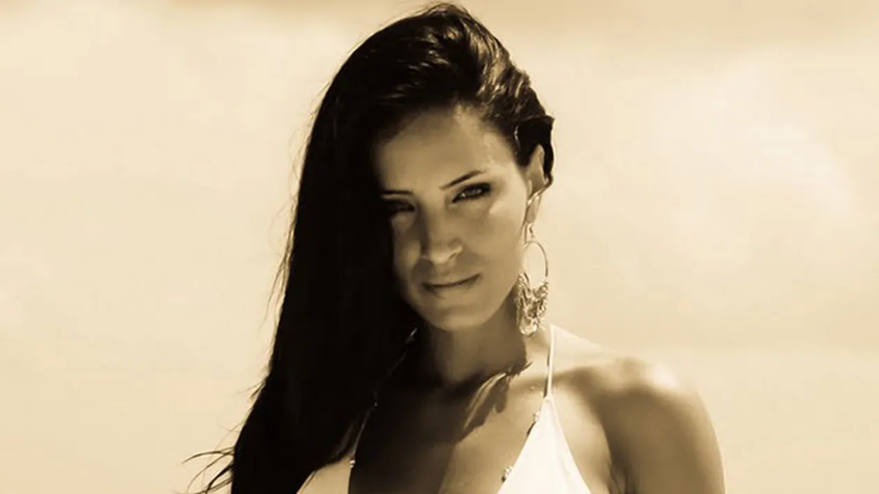 Adelina Pestritu a purtat la plaja cel mai minuscul costum de baie! Bruneta s-a prajit la soare: Gata cu bronzul, e suficient