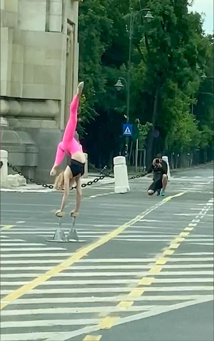 Ce făcea această tânără la ora 8 dimineaţa, în faţa Arcului de Triumf. Trecătorii au crezut că nu văd bine| FOTO şi VIDEO