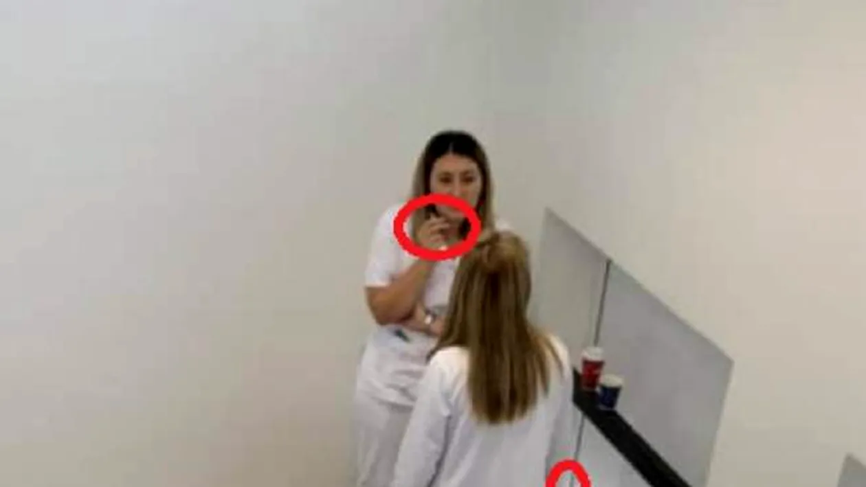Două asistente medicale din Craiova, surprinse în timp ce fumau în holul spitalului în care lucrau. Ce reacție a avut directorul unității medicale