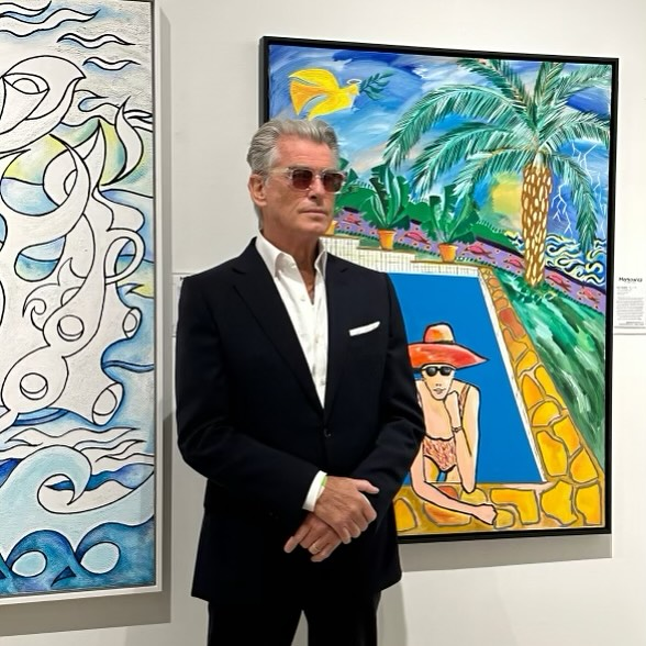 Soția și pictura îl însoțesc pe Pierce Brosnan, sursa-captură social media Pierce Brosnan