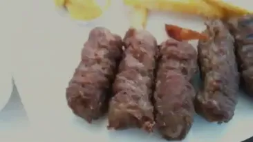 Nu o sa mai mananci niciodata mici dupa ce vezi asta! Ce au primit doua tinere in farfurie dupa ce au comandat gratar!