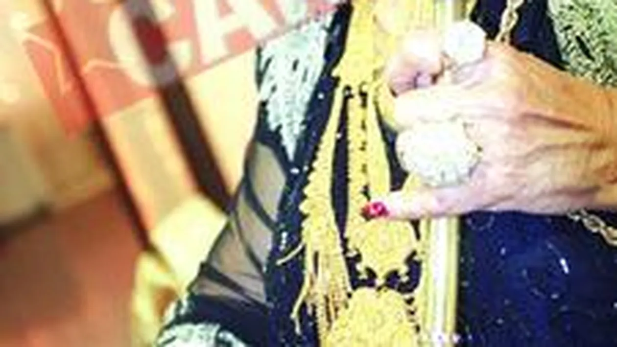 Vrajitoarea Maria Campina s-a imbracat in aur de ziua ei