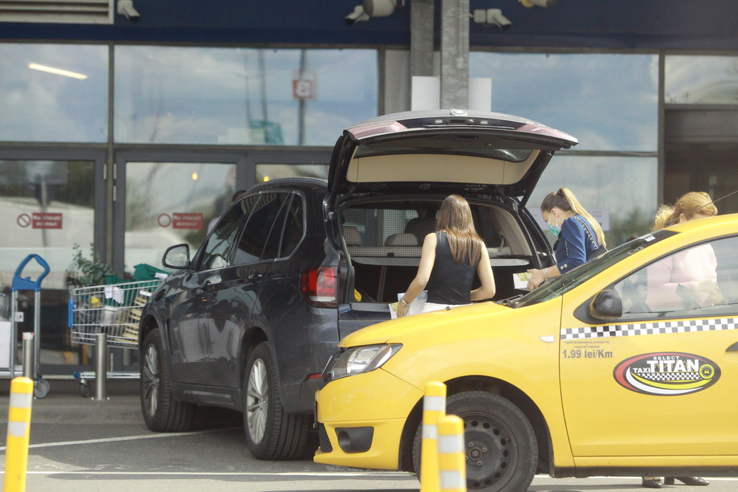 Mara Mareș și amica ei au ridicat câteva pachete de la IKEA
