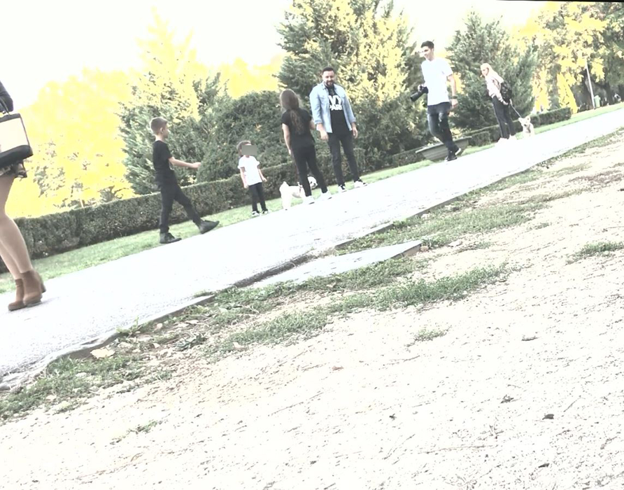 S-a dus moda bonelor filipineze! Ultima fiță a lui Cătălin Măruță: plimbare prin parc cu familia plus fotograf personal