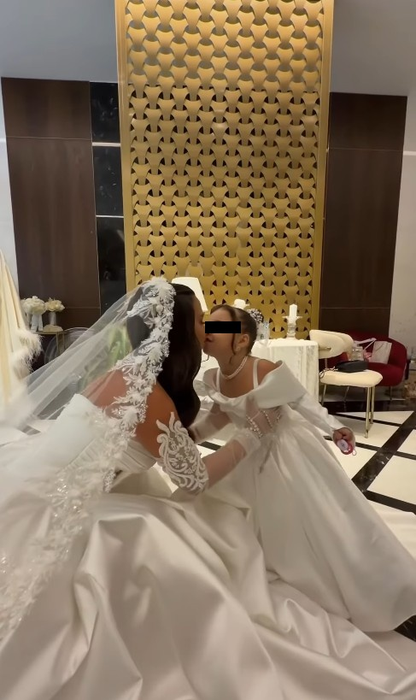 Cum a reacționat Kim, fiica Andrei Volos, când și-a văzut mama în rochie de mireasă! Cele două au avut ținute asemănătoare