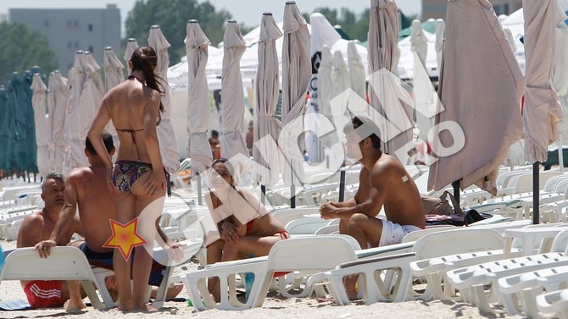 Fie afara oricat de cald, eu nu renunt la fumat! Uite-l pe George Pistereanu cu tigara in gura la mare!