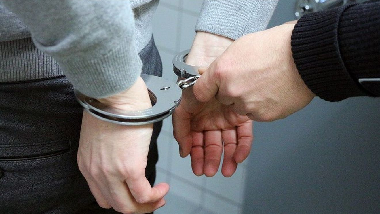 Un polițist buzoian a fost arestat după ce a furat țigări dintr-un transport cu tutun de contrabandă