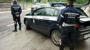 O tânără din România a fost dezbrăcată pe străzile unui oraş din Italia! care a fost primul lucru pe care l-au făcut localnicii