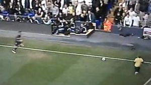 VIDEO Un copil neatent a intrerupt un meci din Premier League!