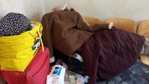 Imaginile durerii! O româncă doarme de 30 de zile în sala de așteptare a unei gări din Italia