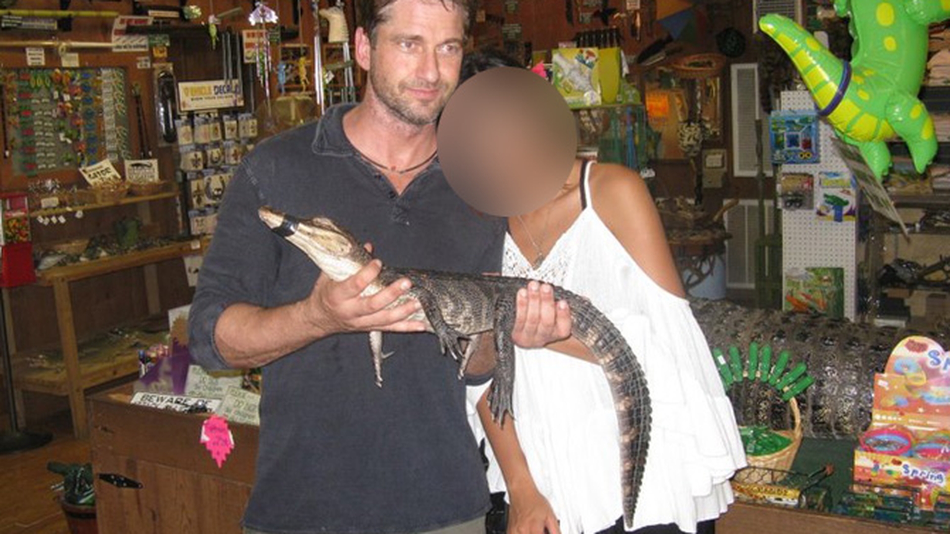 Gerard Butler s-a indragostit de o romanca! Afla cine este bruneta cu care are o idila!