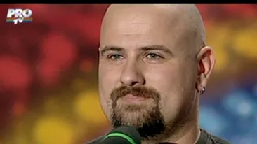 A dat gata juriul de la Romanii au talent! Toata lumea il credea rocker feroce, dar el era un mariachi sensibil!
