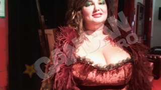 Cunoscuta soprana joaca rolul unei patroane de bordel intr-un spectacol de teatru. Ozana - matroana