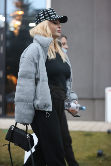 Loredana Groza pare să fi "redescoperit" hainele largi, confortabile (Foto: CANCAN.RO)