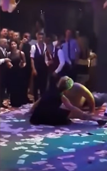 Profesoara care a dansat erotic la Balul Bobocilor şi-a dat demisia! Imaginile fierbinţi au devenit virale