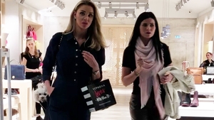 VIDEO EXCLUSIV. Cum a fentat paznicii din mall. Bianca şi-a ascuns căţeluşa în poşetă şi…