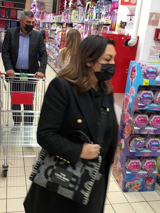 Andra a inspectat cu mare atenție rafturile