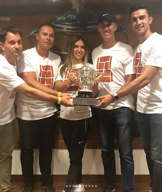 Simona Halep, gest emoționant după ce a luat trofeul Roland Garros și 2,2 milioane de euro: “Înseamnă foarte mult o secundă”