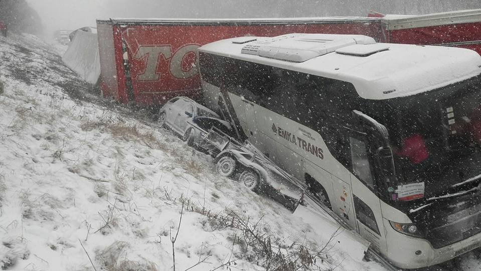 VIDEO / Noi imagini de la carambolul din Cehia! Mai mulţi români, implicaţi în accident au filmat imaginile înfiorătoare de la faţa locului: „Dezastru, frate!”