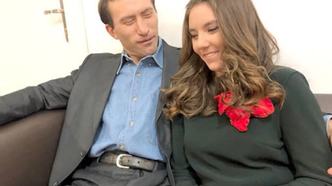 Uite pe cine face Acces Direct vedetă! Viorel, soțul Vulpiței se scobește în nas fără nicio jenă, la televizor