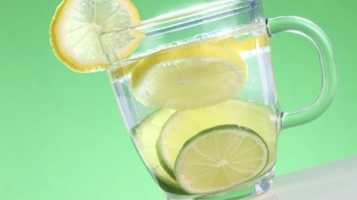 Dieta cu apă caldă şi lămâie te ajută să slăbeşti? Ce spun specialiştii