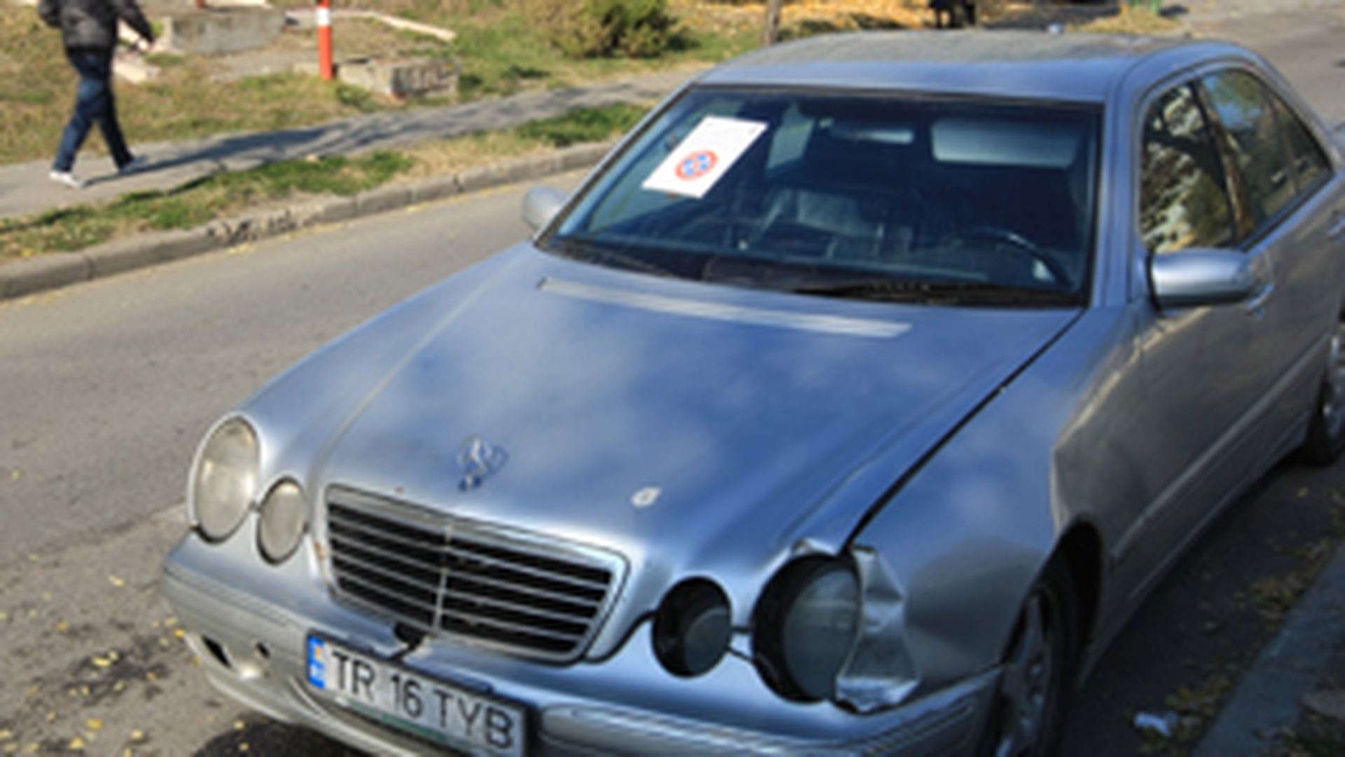 Incident incredibil la Timisoara! Politistii au distrus o masina pe care o ridicasera pentru tractare, iar apoi au fugit!