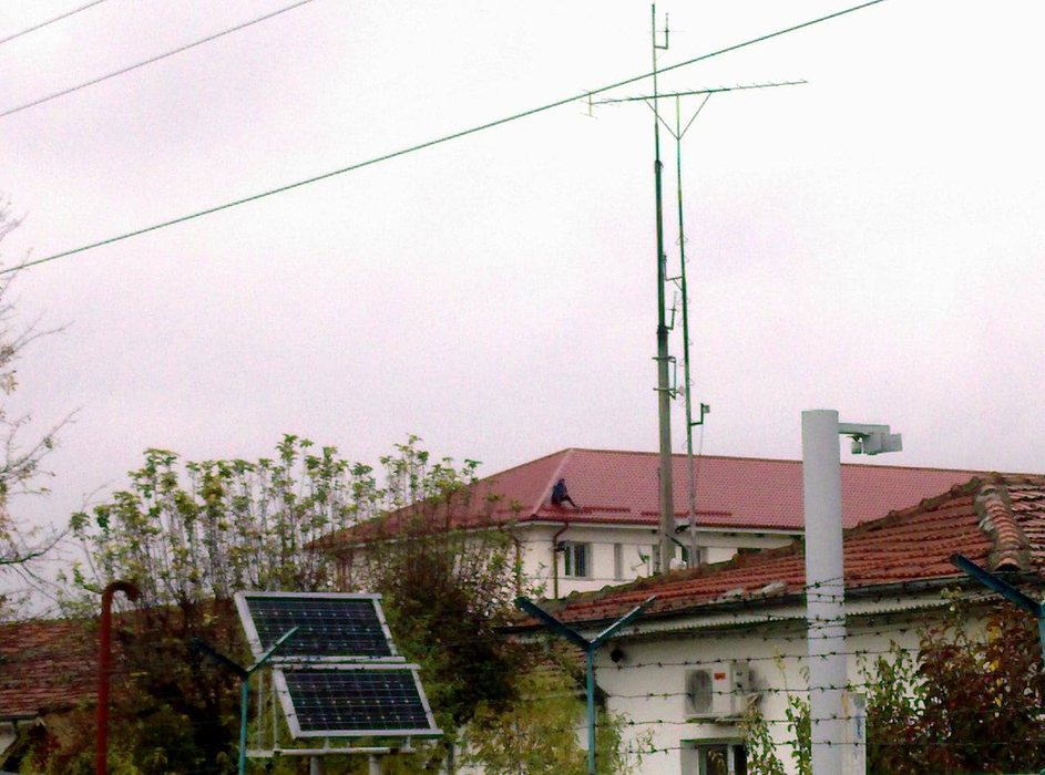 Un deţinut s-a urcat pe acoperişul Penitenciarului Vaslui, cerând să fie şi el eliberat