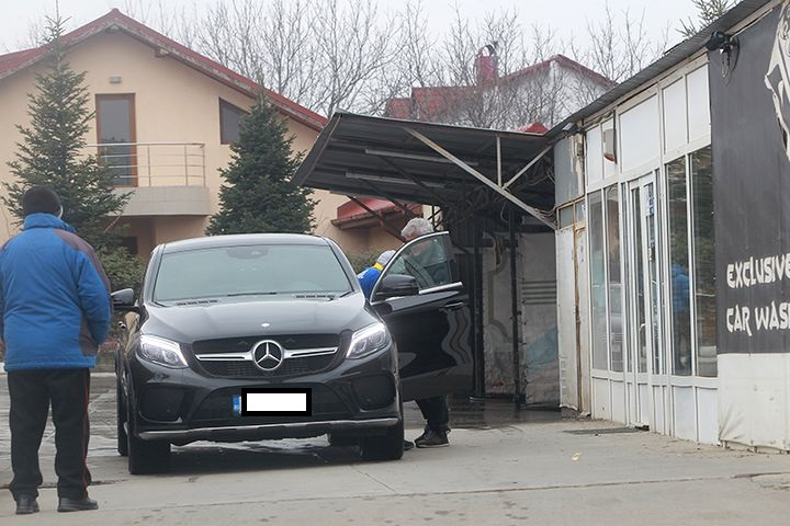 Artistul îl recompensează pe omul care i-a făcut curățenie în mașină