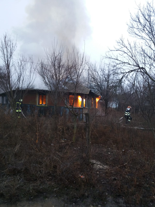 Tragedie în Teleorman, în prag de An Nou. O femeie a murit carbonizată, iar alta a ajuns în stare gravă la spital | FOTO + VIDEO