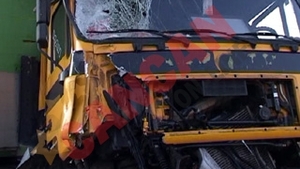 Grav accident auto cu raniti si masini avariate! Microbuz spulberat de TIR pe DN 1