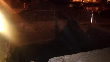 La un pas de moarte. Un bărbat a căzut într-o groapă adâncă de trei metri, pe o stradă din Craiova
