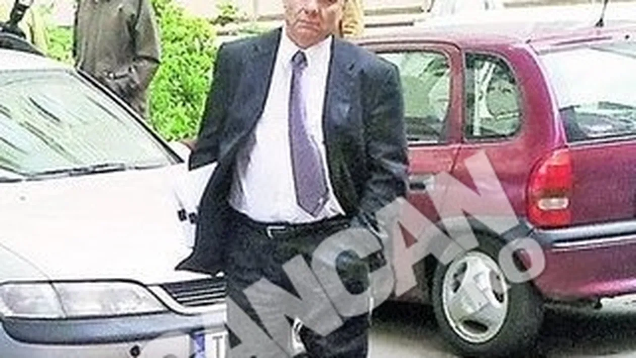 Milionarul a fost atacat cu pietre si a chemat politia ca sa opreasca scandalul. Oana Cornu i-a devastat casa fostului sot!