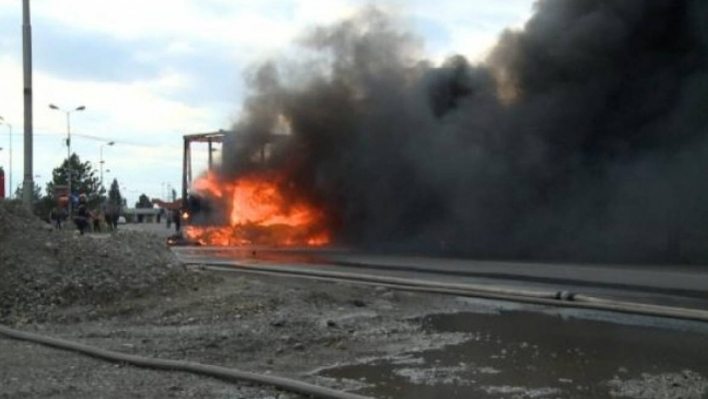 Un camion cu 800 de butelii a explodat la Mihăileşti!