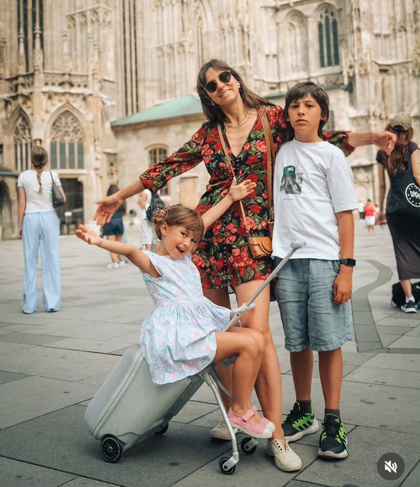 Dana Rogoz alături de familia sa/ sursă foto: Instagram