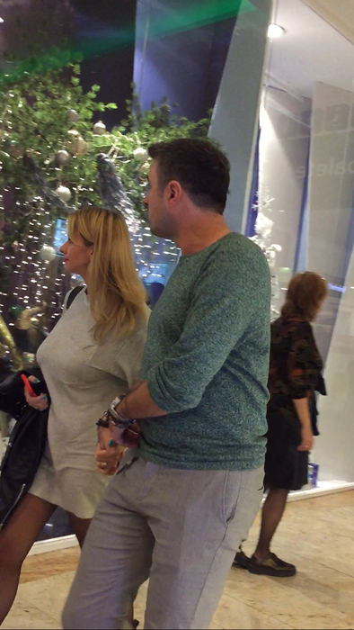 Cei doi se ţin strâns de mână, în mall-ul din Capitală