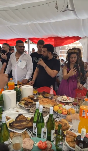 Imagini colosale! Tzancă Uraganu` cântă la o nuntă de minori! Mirele are 9 ani, mireasa, 17! S-a întâmplat la Strehaia
