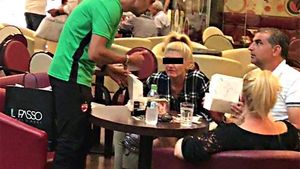 În timp ce presa scrie că divorţează… bossul de la Dinamo s-a consolat cu o şedinţă de shopping + două blonde!