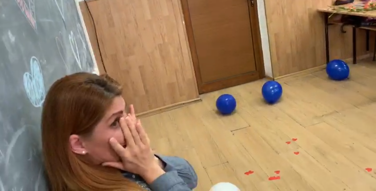 O profesoară însărcinată din Drăgășani a izbucnit în lacrimi când a ajuns la ultima oră dinainte de vacanță. Ce i-au pregătit elevii săi