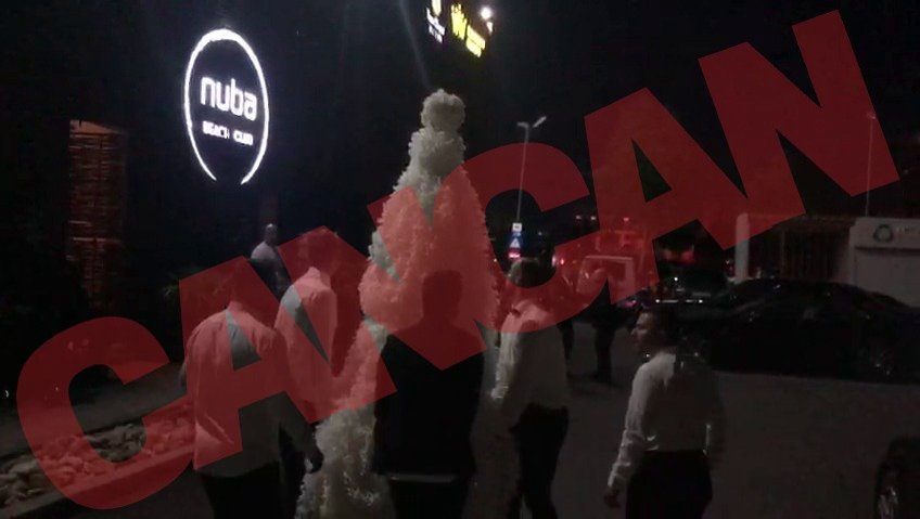 Tortul regal de nuntă a avut o înălțime de aproape doi metri (Foto: CANCAN.RO)