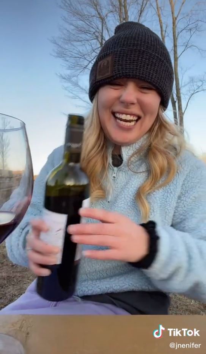 O blondă sexy, gafă colosală pe Instagram, unde a apărut complet goală: “Soacra și alți prieteni mi-au văzut «comoara»”. Cum s-a produs greșeala | VIDEO