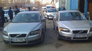 Incredibil! Un bucurestean a dat din intamplare peste copia perfecta a masinii sale! "E identica, aceeasi culoare, marca si numere de inmatriculare!" Vezi cum a fost posibil!