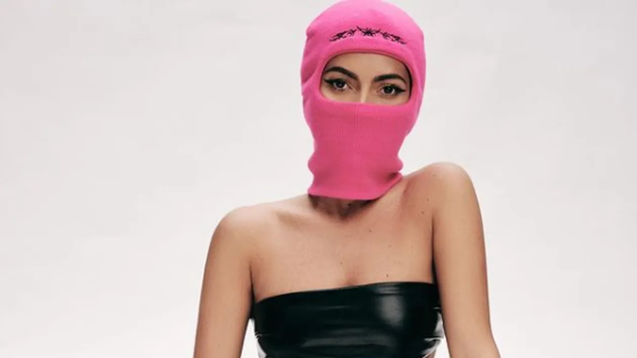 Imposibil de recunoscut la cum s-a camuflat! Este cea mai faimoasă cântăreață din România