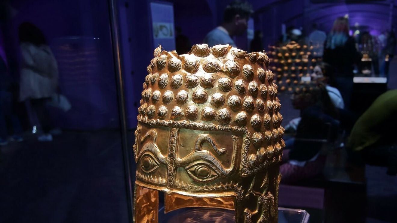 Interlopii din România au comandat FURTUL coifului dacic din Olanda! Presa olandeză face dezvăluiri ireale