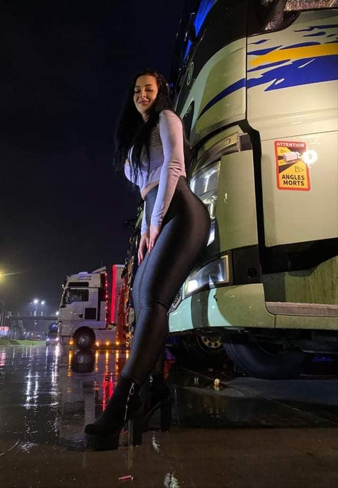 Cine este tânăra care a fost aleasă cea mai frumoasă șoferiță de TIR din România. Are 27 de ani și a renunțat la Drept în favoarea pasiunii pentru autocamioane | GALERIE FOTO
