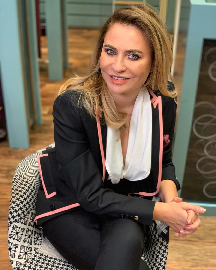 Adina Buzatu: 