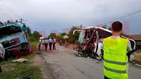 Accident înfiorător în județul Arad, după ce un autobuz plin cu oameni s-a ciocnit cu o autobasculantă. Victimele sunt luate cu elicopterul