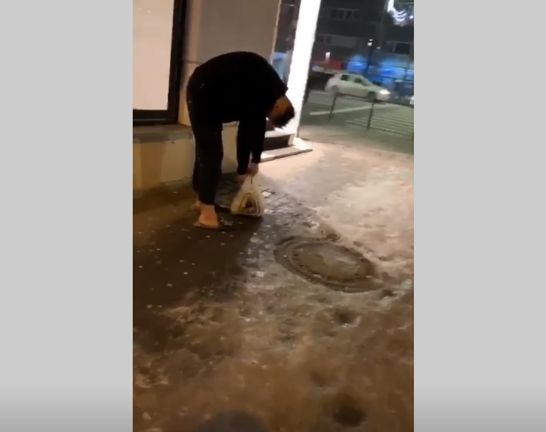 Răzvan Ciobanu, drogat cu zombie pe stradă. Imagini halucinante: “Auzi, ești ok?” VIDEO